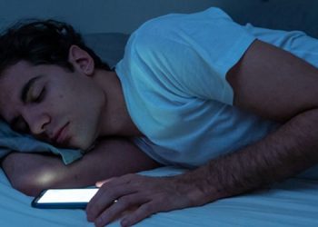 Apa Bahaya Tidur di Samping Handphone? Ini Kata Dokter