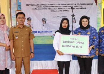 Wabup Intan Beri Bantuan Kampung Keluarga Berkualitas di Jambe