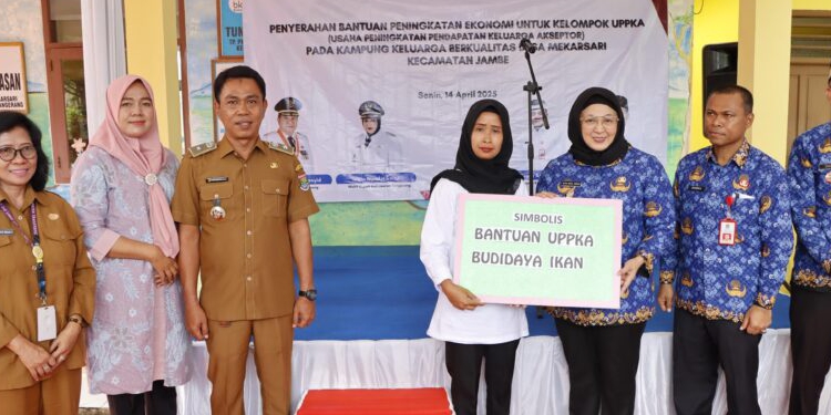 Wabup Intan Beri Bantuan Kampung Keluarga Berkualitas  di Jambe